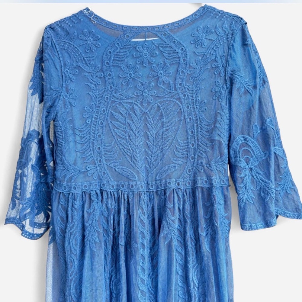 embroidered overlay Dress like new! Left sleeve is lined raised to show detail - Picture 2 of 4